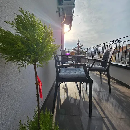 Sky Terrace 公寓 *